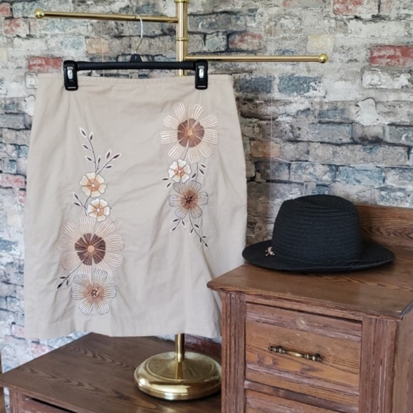 LOFT Dresses & Skirts - LOFT Flower Embroidered Khaki Midi Skirt Size 12